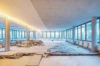 Im Stockwerk liegt eine Menge Bauschutt. Dieser wurde zu über 50 Prozent im neuen Beton wiederverwendet wurde - ein Paradebeispiel für Nachhaltiges Bauen.                      