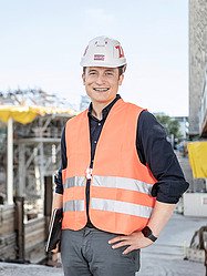Ambrosius, BIM-Manager bei der Zentralen Technik, ist auf der Baustelle Stuttgart 21 unterwegs.