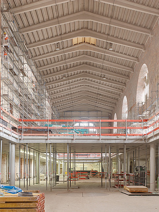 Das Bild zeigt das den Fortschritt des Innenausbaus im Bonatzbau im Juli 2025.