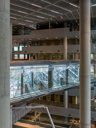 Das Bild zeigt eine Zwischenebene im Atrium