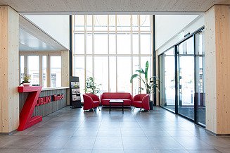 In den Eingangsbereich fällt viel Licht, die Holzwände und -decken sorgen für ein natürliches Erscheinungsbild.