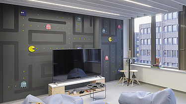 Ein Fernseher mit einer Spiele-Konsole, Sitzsäcken und Gesellschaftsspielen im Z2.0.