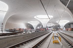 Der Innenausbau des neuen Tiefbahnhofs in Stuttgart schreitet voran, im Vordergrund sind Gleise zu sehen.