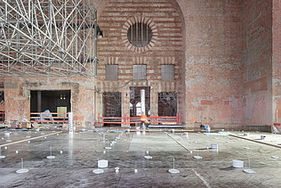 Das Bild zeigt ein aus Backsteinen bestehendes Eingangsportal des Bonatzbaus.