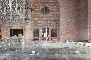 Das Bild zeigt ein aus Backsteinen bestehendes Eingangsportal des Bonatzbaus.