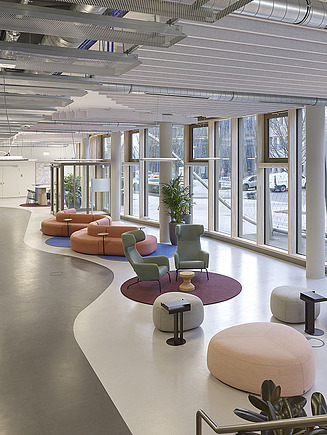 The lively lounge zone of the new Z2.0: with many colorful and curved seating options from a different perspective.