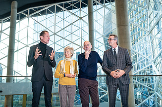Das Bild zeigt Mathias Döpfner, Friede Springer, Rem Koolhaas (Architekt) und Jörn Beckmann (ZÜBLIN) bei der symbolischen Schlüsselübergabe des Axel-Springer-Neubaus. 