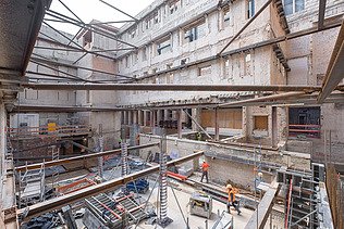 Das Bild zeigt Stahlträger, die die denkmalgeschützte Fassade des Bonatzbaus stützem.