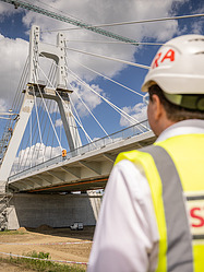 Daniel, Ingenieur bei der Zentralen Technik, blickt auf die fast fertiggestellte Satu-Mare-Brücke in Rumänien.