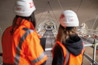 Engineering services on the construction site: Two people in safety clothing look over the Stuttgart 21 construction site.