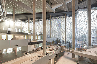 In das noch nicht fertig ausgebaute Atrium fällt viel Licht.