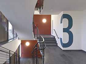 Das Treppenhaus des sanierten Z2.0 ist zu sehen.