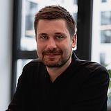 Ein Portrait von Benedikt Zeisner, Teamleiter bei der Zentralen Technik.