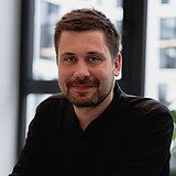 Ein Portrait von Benedikt Zeisner, Teamleiter bei der Zentralen Technik.