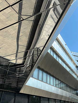 Die Edelstahlfassade des FRANCIS in der Nahaufnahme.