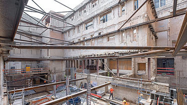 Das Bild zeigt Stahlträger, die die denkmalgeschützte Fassade des Bonatzbaus stützem.